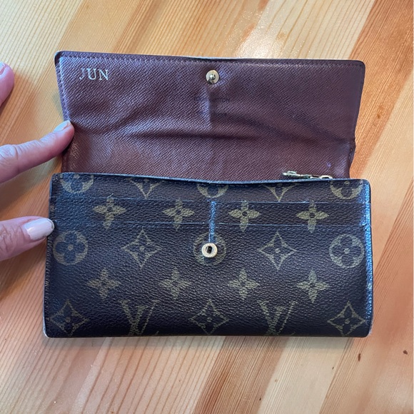 Louis Vuitton Monogram Sarah Wallet - Picture 3 of 15